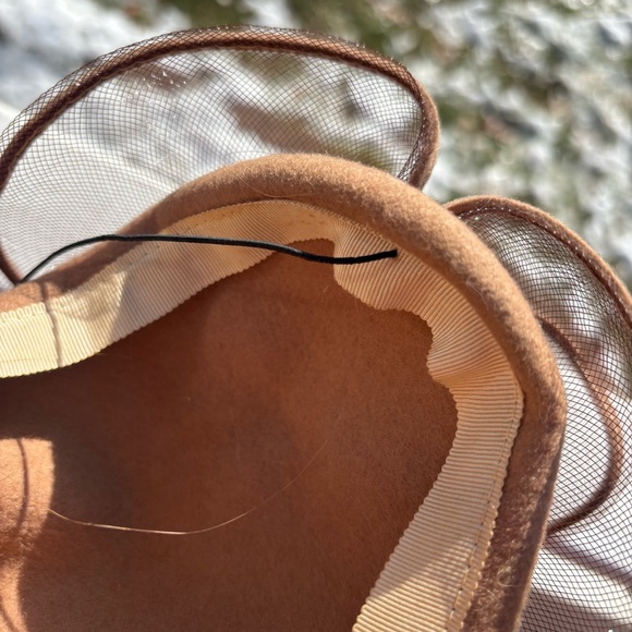 Vintage avant garde tan mesh wool ruffle fascinator hat with chin strap - Picture 10 of 11